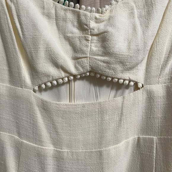 New without tags  cream dress w ruffle bottom and cut out, stunning, 3/4 sleeves - Picture 2 of 6